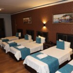 Adana Saray Otel’in en geniş ve kapsamlı konaklama birimi olan 5 kişilik aile odalarımız, kalabalık grupların ve büyük ailelerin tüm ihtiyaçları düşünülerek tasarlandı. Ayrı odalara bölünmek zorunda kalmadan, sevdiklerinizle bir arada olmanın keyfini ferah bir atmosferde sürdürün. Ergonomik yatak yerleşimi, geniş gardırop alanları ve herkesin rahatça hareket edebileceği geniş metrekaresiyle, uzun konaklamalar için de mükemmel bir seçenek sunuyoruz.