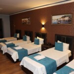 Adana Saray Otel’in en geniş ve kapsamlı konaklama birimi olan 5 kişilik aile odalarımız, kalabalık grupların ve büyük ailelerin tüm ihtiyaçları düşünülerek tasarlandı. Ayrı odalara bölünmek zorunda kalmadan, sevdiklerinizle bir arada olmanın keyfini ferah bir atmosferde sürdürün. Ergonomik yatak yerleşimi, geniş gardırop alanları ve herkesin rahatça hareket edebileceği geniş metrekaresiyle, uzun konaklamalar için de mükemmel bir seçenek sunuyoruz.