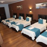 Adana Saray Otel’in en geniş ve kapsamlı konaklama birimi olan 5 kişilik aile odalarımız, kalabalık grupların ve büyük ailelerin tüm ihtiyaçları düşünülerek tasarlandı. Ayrı odalara bölünmek zorunda kalmadan, sevdiklerinizle bir arada olmanın keyfini ferah bir atmosferde sürdürün. Ergonomik yatak yerleşimi, geniş gardırop alanları ve herkesin rahatça hareket edebileceği geniş metrekaresiyle, uzun konaklamalar için de mükemmel bir seçenek sunuyoruz.