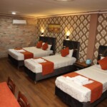 Kalabalık gruplar ve çocuklu aileler için özel olarak tasarlanan 4 kişilik odalarımız, otelimizin en geniş konaklama birimidir. Herkesin kendi konfor alanına sahip olduğu bu odalarda; geniş banyo, fonksiyonel mobilyalar ve yüksek kaliteli tekstil ürünleriyle keyifli bir konaklama sizi bekliyor. Birlikte seyahat etmenin tadını, konfordan ödün vermeden çıkarın.