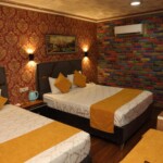 Lüks üç kişilik odalarımız, geniş alanı ve fonksiyonel yapısıyla aileler ve gruplar için Adana’daki en konforlu durak. "Lüks konaklama" anlayışını ferahlıkla birleştiren bu odamızda, herkes için kişisel alan ve ortak konfor bir arada sunuluyor. Sektördeki en kaliteli buklet ürünleri ve ayrıcalıklı oda servisimizle, evinizdeki huzuru lüks bir otel konseptinde yaşayın.