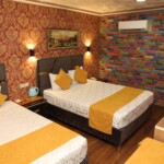 Lüks üç kişilik odalarımız, geniş alanı ve fonksiyonel yapısıyla aileler ve gruplar için Adana’daki en konforlu durak. "Lüks konaklama" anlayışını ferahlıkla birleştiren bu odamızda, herkes için kişisel alan ve ortak konfor bir arada sunuluyor. Sektördeki en kaliteli buklet ürünleri ve ayrıcalıklı oda servisimizle, evinizdeki huzuru lüks bir otel konseptinde yaşayın.