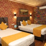 Lüks üç kişilik odalarımız, geniş alanı ve fonksiyonel yapısıyla aileler ve gruplar için Adana’daki en konforlu durak. "Lüks konaklama" anlayışını ferahlıkla birleştiren bu odamızda, herkes için kişisel alan ve ortak konfor bir arada sunuluyor. Sektördeki en kaliteli buklet ürünleri ve ayrıcalıklı oda servisimizle, evinizdeki huzuru lüks bir otel konseptinde yaşayın.