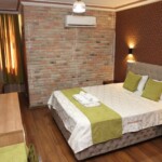 İster bir tatil ister bir iş gezisi; çift kişilik odalarımız size ve yanınızdaki misafirimize ihtiyaç duyduğunuz alanı fazlasıyla sunuyor. Şık dekorasyonu ve ferah yapısıyla dikkat çeken odalarımızda, günün yorgunluğunu Adana manzarası eşliğinde atabilirsiniz. Konforlu yatak seçeneklerimiz ve zengin buklet malzemelerimizle kendinizi özel hissedeceğiniz bir konaklama deneyimine davetlisiniz.