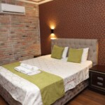 Odalarımız, yoğun bir günün ardından huzurla dinlenmeniz için modern ve işlevsel bir anlayışla tasarlandı. Şehrin merkezinde sakin bir sığınak arayan misafirlerimiz için her ayrıntının düşünüldüğü bu odalarda; geniş çalışma masası, yüksek hızda Wi-Fi ve ortopedik yatak konforu sizi bekliyor.