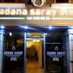Adana Merkezde Uygun Fiyatlı ve Kaliteli Konaklama Adana Saray Otel; Adana Çukurova Havalimanı, otogar ve tarihi mekanlara kolay erişim imkanı sunan merkezi lokasyonuyla dikkat çekiyor. Klima, ücretsiz Wi-Fi ve 24 saat resepsiyon hizmeti sunan otelimiz, Adana otelleri arasında müşteri memnuniyeti odaklı hizmet kalitesiyle öne çıkmaktadır.