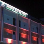 Geleneksel Misafirperverlik, Modern Konforla Buluşuyor Adana’nın tarihi ve ticari merkezlerine yürüme mesafesinde yer alan Adana Saray Otel, misafirlerine ev konforunda bir deneyim sunmayı amaçlar. Şehrin dinamizmine yakın, ancak gürültüsünden uzak kalabileceğiniz huzurlu atmosferimizde; yüksek standartlı temizlik anlayışımız ve donanımlı oda seçeneklerimizle hizmetinizdeyiz. Gastronomi başkenti Adana’yı keşfederken, güvenli ve kaliteli konaklamanın ayrıcalığını yaşayın.