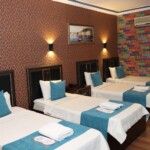 Adana Saray Otel’in en geniş ve kapsamlı konaklama birimi olan 5 kişilik aile odalarımız, kalabalık grupların ve büyük ailelerin tüm ihtiyaçları düşünülerek tasarlandı. Ayrı odalara bölünmek zorunda kalmadan, sevdiklerinizle bir arada olmanın keyfini ferah bir atmosferde sürdürün. Ergonomik yatak yerleşimi, geniş gardırop alanları ve herkesin rahatça hareket edebileceği geniş metrekaresiyle, uzun konaklamalar için de mükemmel bir seçenek sunuyoruz.